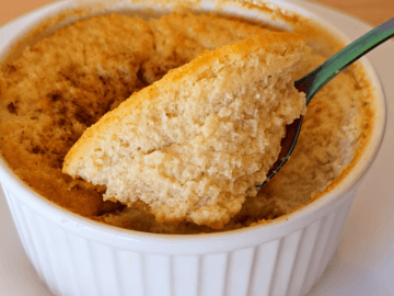 Torta di mele in tazza
