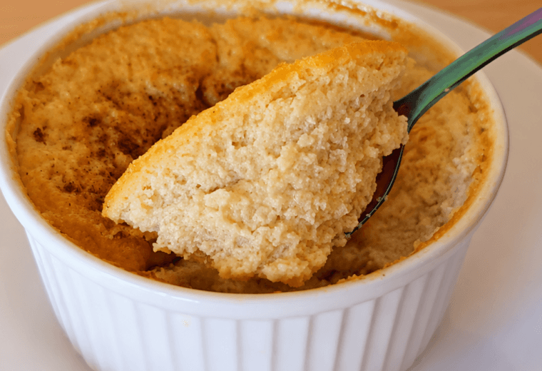 Torta di mele in tazza