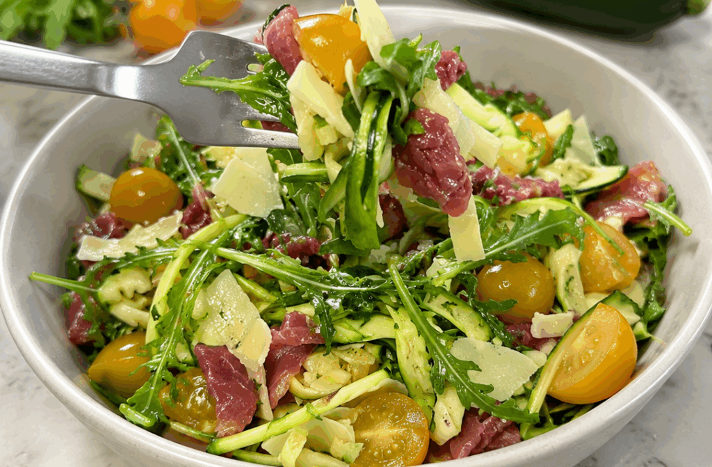 Volevo una cena fresca ma saziante e mi sono preparata questa insalata: zucchine crude tagliate sottili, bresaola e scaglie di parmigiano super estiva!