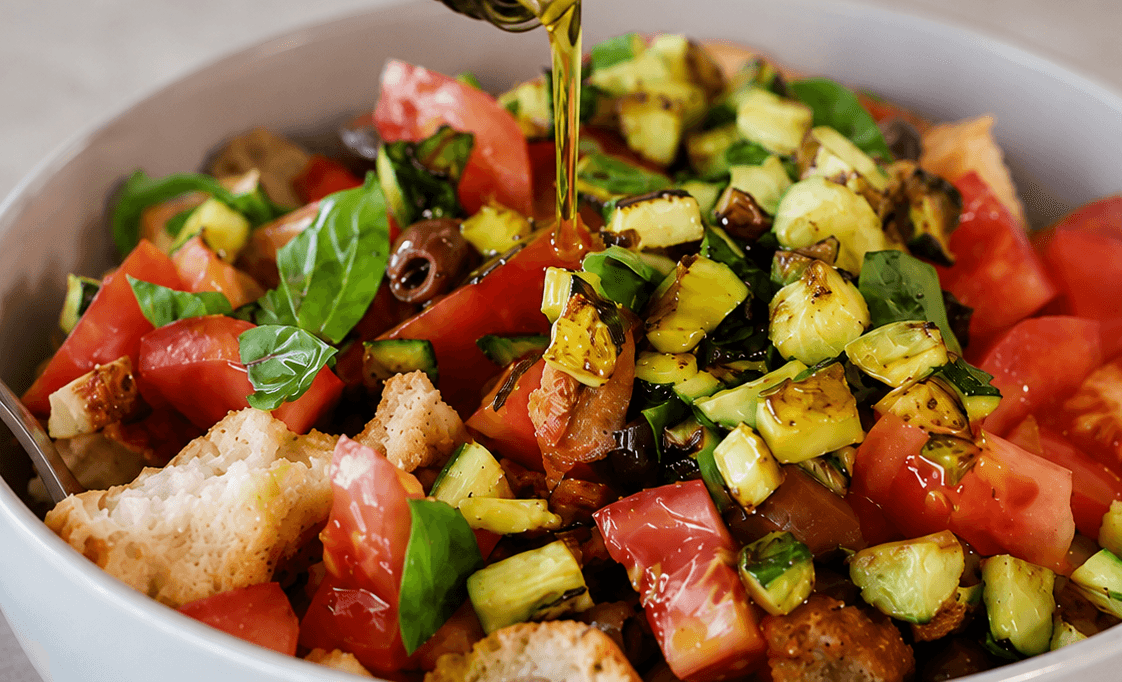 Insalata di friselle con zucchine, pomodori, acciughe e olive