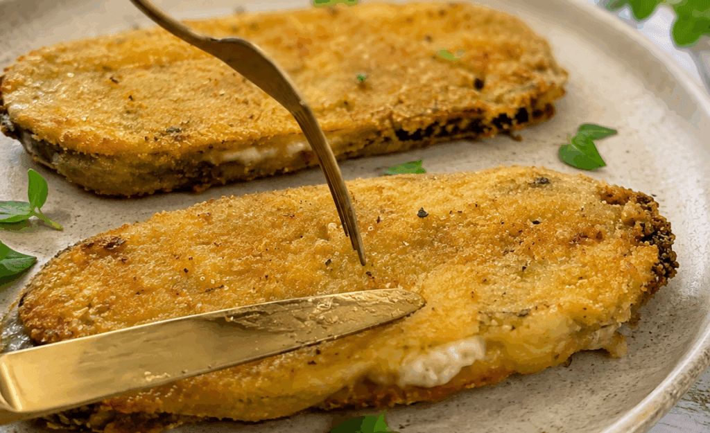 Il trucco per farle venire belle croccanti e dorate è ammorbidire prima le melanzane, sembrano quasi fritte ma invece no: così si farciscono bene e non si rompono