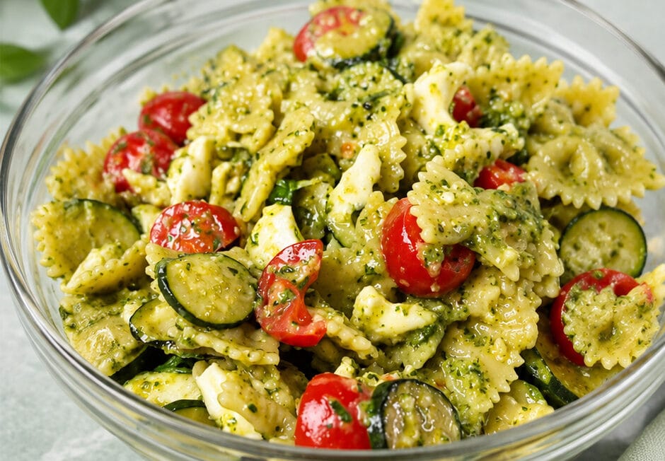 Pasta con pesto di zucchine, pomodorini e mozzarella