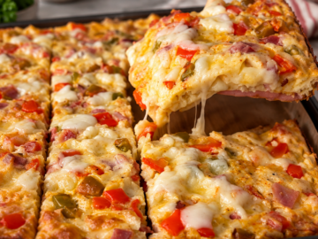 Schiacciata morbida ai peperoni con speck e scamorza