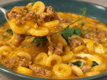Anelletti cremosi con zucca, salsiccia e mozzarella