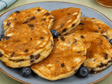 Pancakes senza zucchero con banana e yogurt