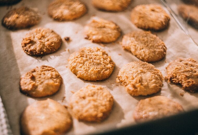 Biscotti fatti in casa appena sfornati