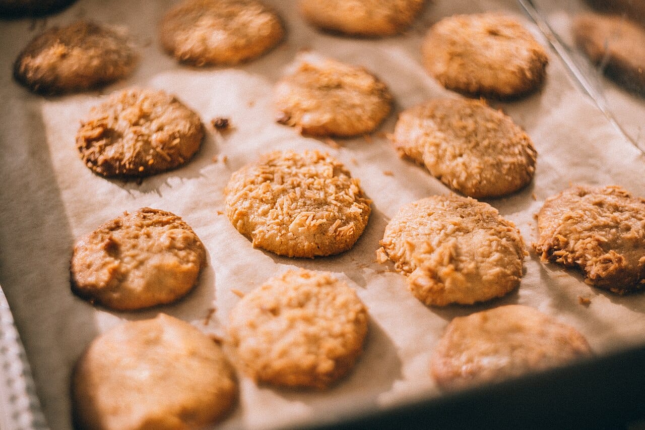 Biscotti fatti in casa appena sfornati
