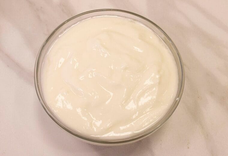 Yogurt bianco in ciotola per ricette dolci e salate