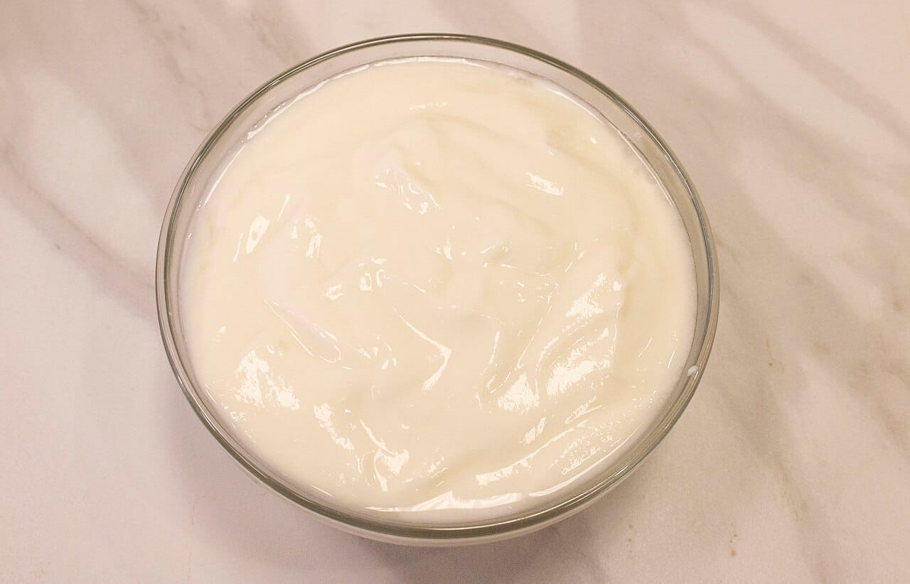 Yogurt bianco in ciotola per ricette dolci e salate