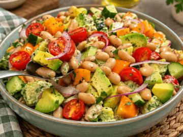 Insalata di avocado, fagioli e pomodori